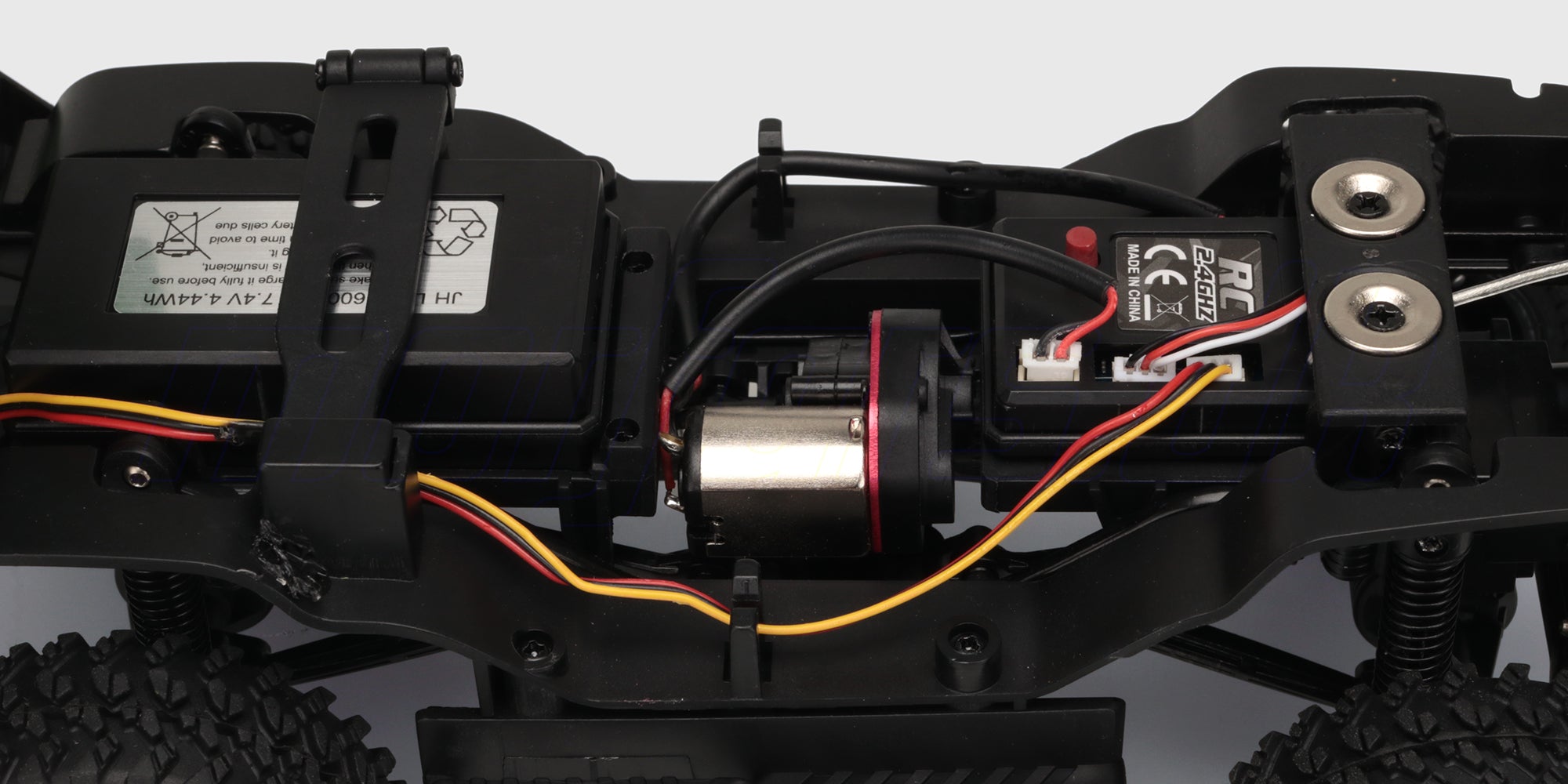 Grøn Wild Beast Mini Crawler fjernstyret bil med LED-lys på taget og store offroad-hjul.