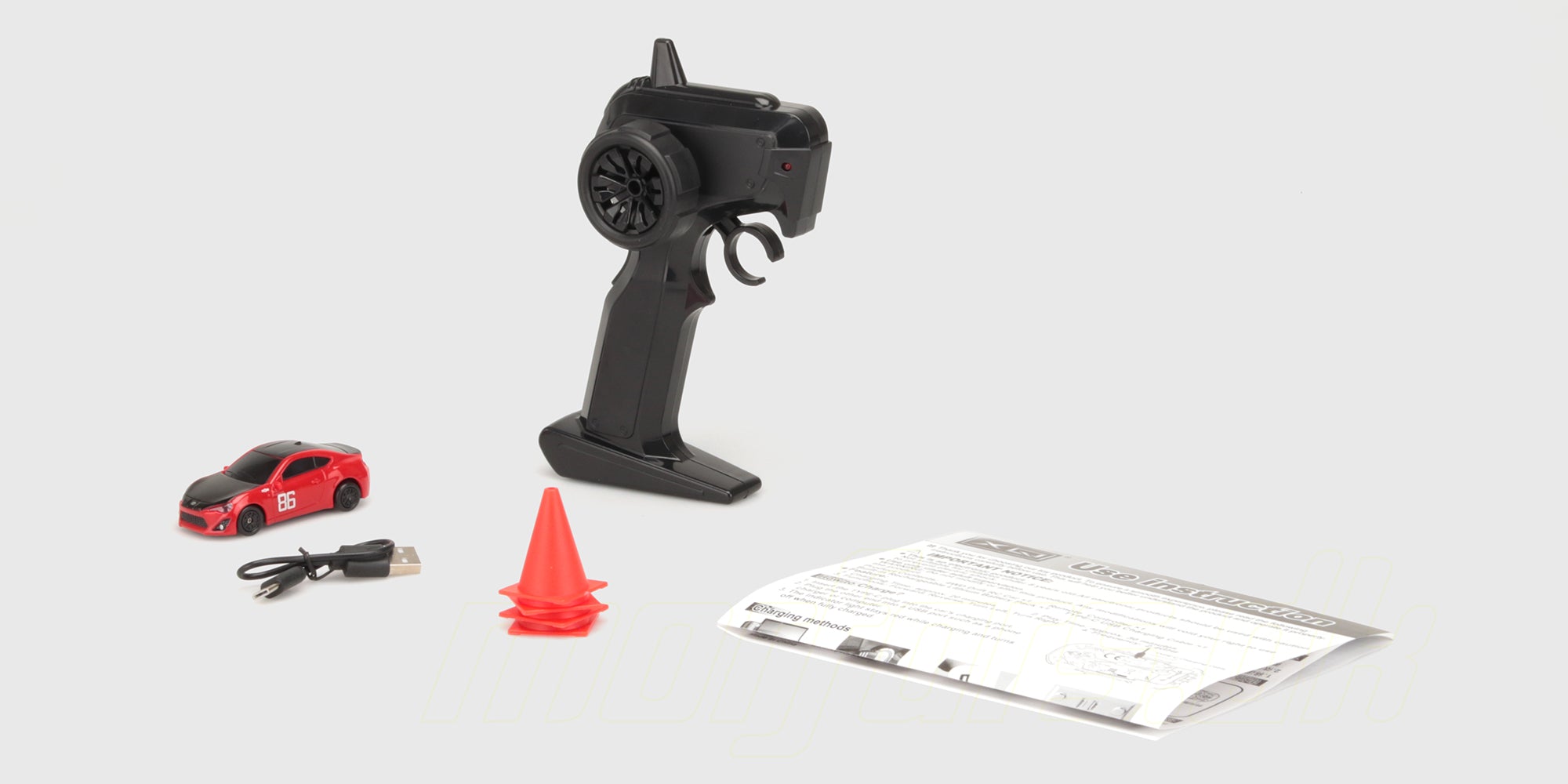 Nano Drift med pistolgrebssender, USB-ladekabel, kegler og manual