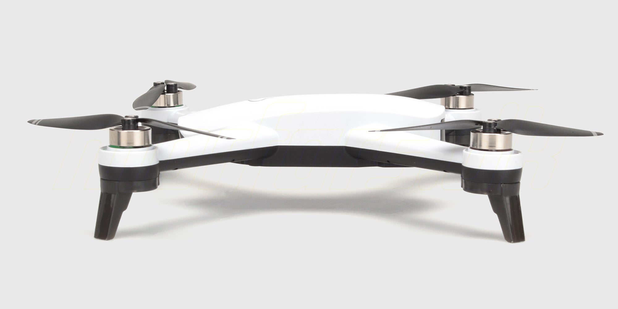 Sort Drone ST16B med fire rotorer og hvidt logo set skråt forfra på en hvid baggrund.