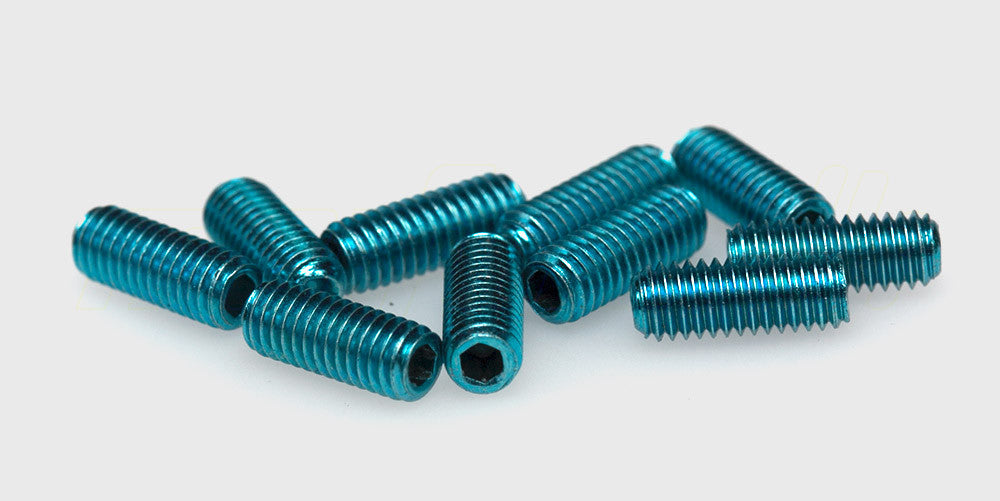 Blå 3x8mm pinolskruer i metal til fjernstyrede biler vist på hvid baggrund.