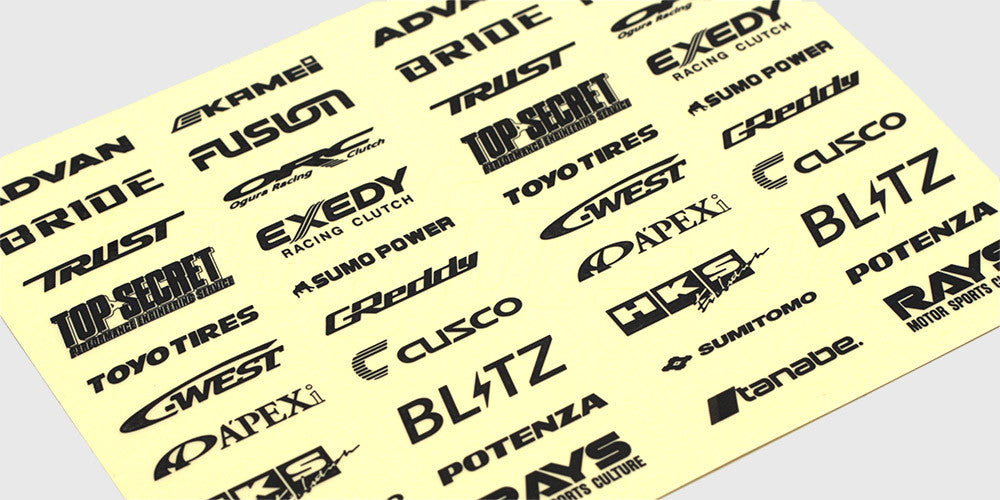 Sorte Driftz klistermærker med sponsorlogoer som GReddy og Cusco til karosseriet på en fjernstyret driftbil.