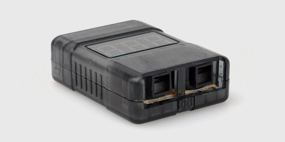 Kompakt LiPo Buzzer V2 lavspændingsalarm med rødt display og dobbelte højttalere til beskyttelse af RC batterier.