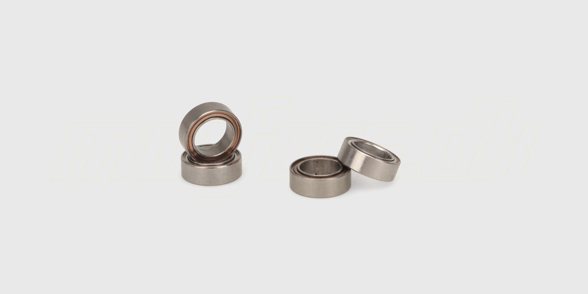 To sæt små sølvfarvede kuglelejer i størrelsen 6,3x9,5x3 mm til vedligeholdelse af fjernstyrede biler.