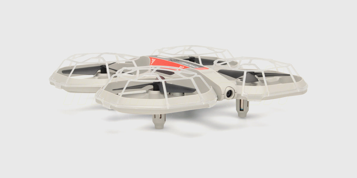 Hvid Chameleon FPV Drone set skråt forfra med kraftig propelbeskyttelse