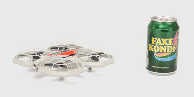 Chameleon FPV Drone ved siden af en sodavandsdåse som størrelsessammenligning
