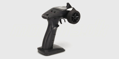 Sort 2,4GHz fjernstyring til Hunter MT10 med justeringsknapper til styring og hastighed på hvid baggrund.