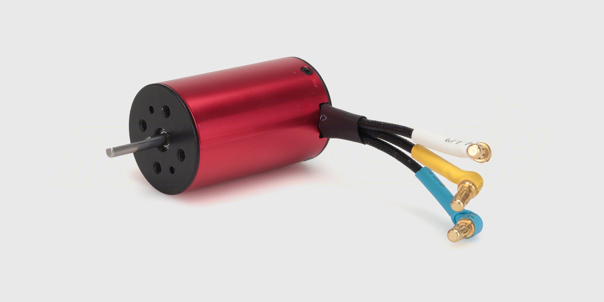 Blå HyperGo B2845 kulfri motor med køleribber og ledninger til montering i en fjernstyret bil.