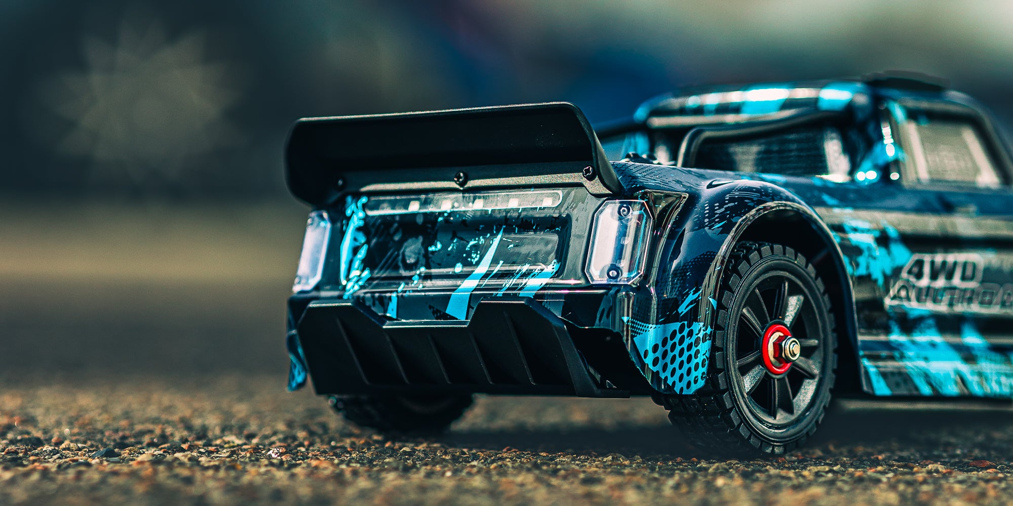 HyperGo Drift fjernstyret bil i fuld fart på asfalt med realistiske detaljer og aerodynamisk design.