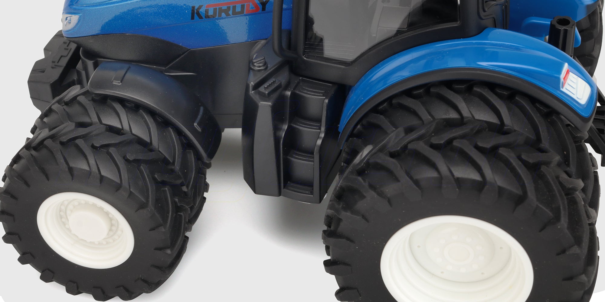 Grøn Korody fjernstyret traktor med bevægelig frontlæsser og store dæk til leg på bondegården.