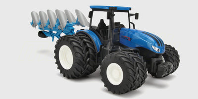 Grøn fjernstyret traktor med gule fælge og tilhørende fjernbetjening klar til leg.