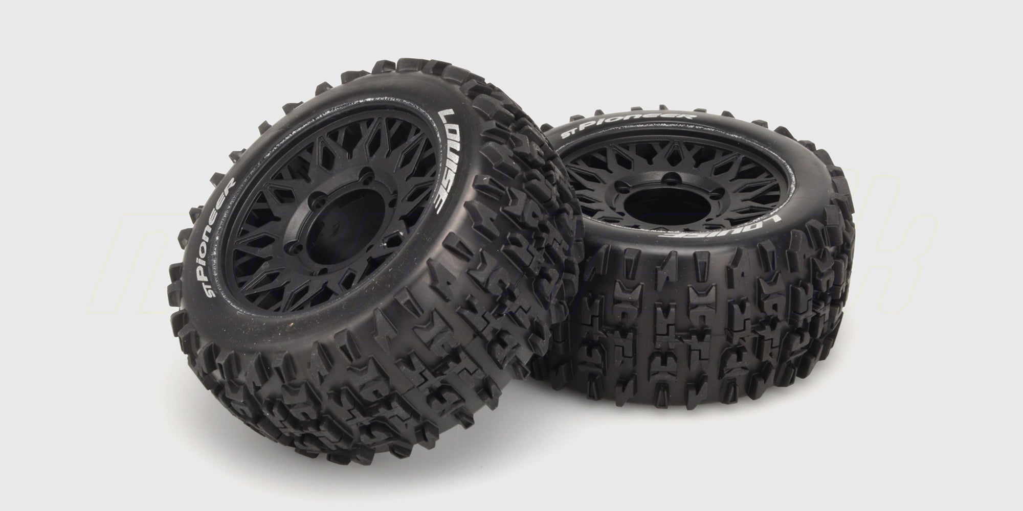 To sorte ST-Pioneer offroad hjul med groft mønster og sorte fælge til fjernstyrede biler.