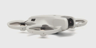 Sort Drone M6 Zoomer med foldbare arme og hvid fjernbetjening vist på en ren baggrund.