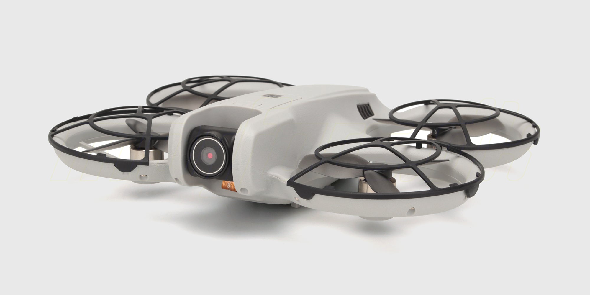 Sort Drone M6 Zoomer med kamera og beskyttelsesringe vist fra siden på en hvid baggrund.