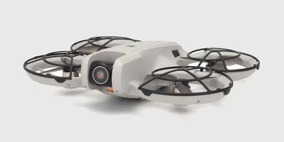 Sort Drone M6 Zoomer med kamera og beskyttelsesringe vist fra siden på en hvid baggrund.