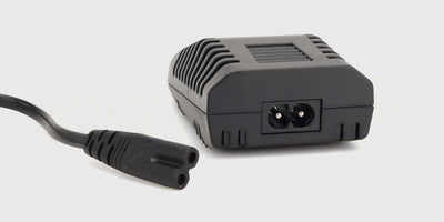 Sort kompakt Charger C22 batterioplader med display og knapper til fjernstyrede biler vist på hvid baggrund.