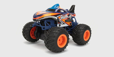 Hurtig rød Flash4 monster truck sprøjter vand op under offroad kørsel.