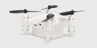 Hvid Micro Drone set skråt forfra med sorte propeller