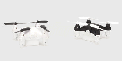 Micro Drone i hvid med sorte propeller og i sort med hvide propeller