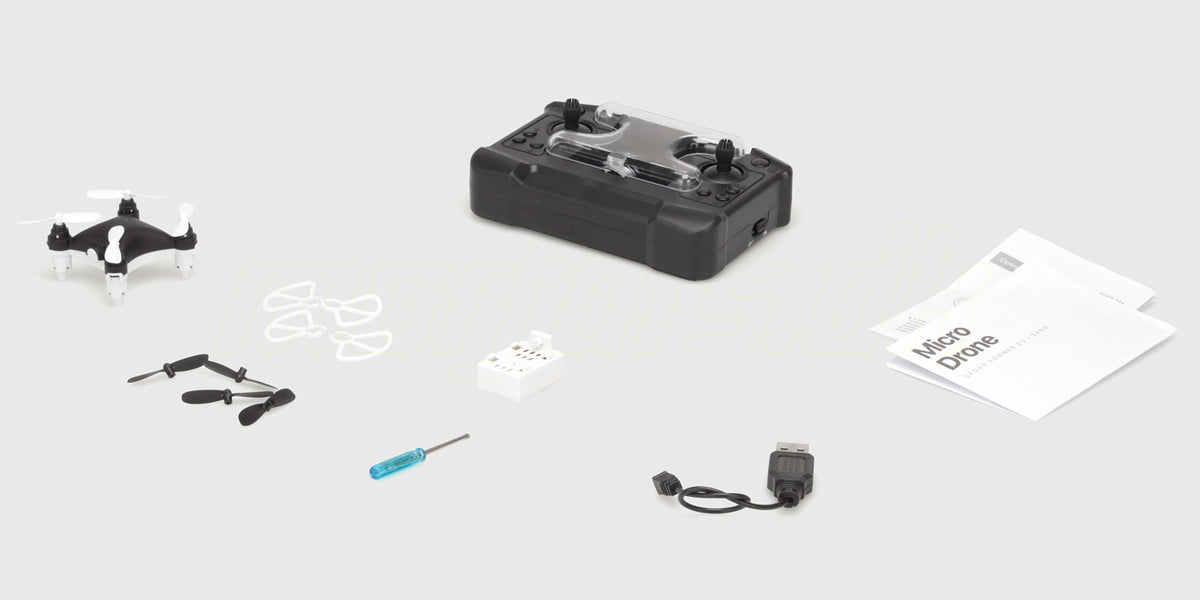 Indhold i kassen: sort Micro Drone, radiosender, propellerbeskyttere, reservepropeller, batteri, skruetrækker, USB-ladekabel og manualer