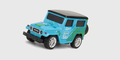 Turkis Mini RC Car Land Cruiser med grønne dekorationer set skråt forfra