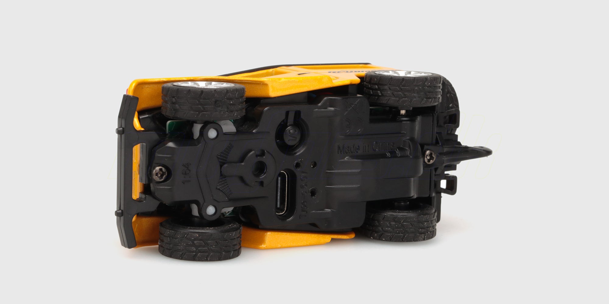 Undersiden af Mini RC Car Land Cruiser med USB-C-ladeport