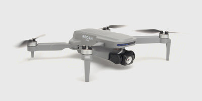 Grå Drone Recon XV1 kamera foldedrone med brushless motorer set skråt forfra på hvid baggrund.