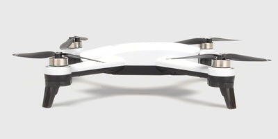 Sort Drone ST16B med fire rotorer og hvidt logo set skråt forfra på en hvid baggrund.