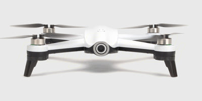 Sort Drone ST16B med foldbare arme og hvide propeller fotograferet fra siden på en hvid baggrund.