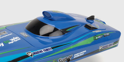 Grøn og sort Super Dino brushless racing boat set skråt bagfra med fokus på skruen og roret.