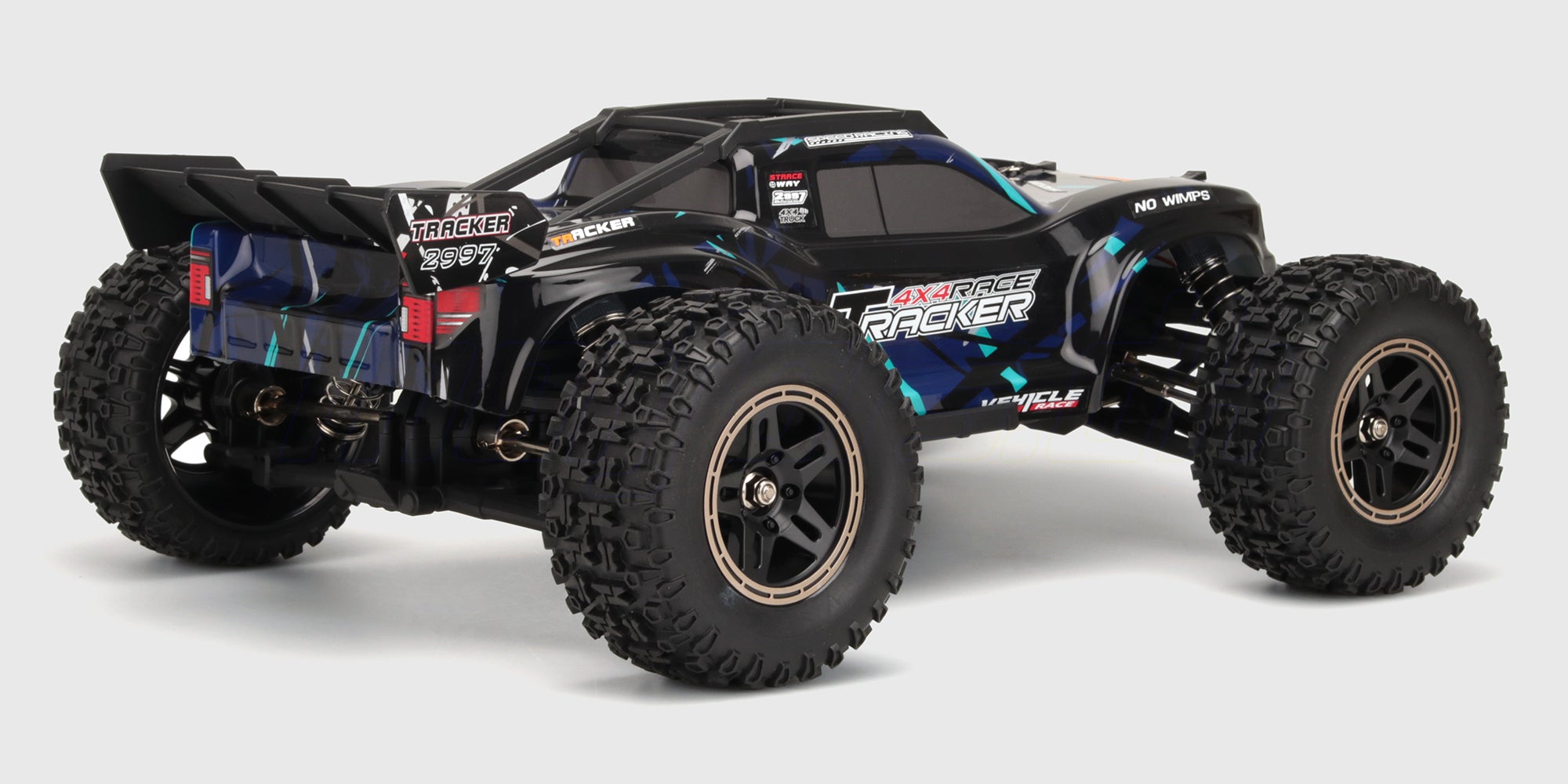 Tracker Brushless set skråt bagfra med hækvinge og store terrændæk
