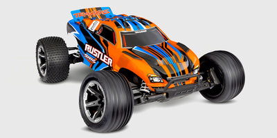 Traxxas Rustler 2WD fjernstyret stadium truck i blå og sort finish set fra siden på hvid baggrund.