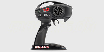 Sort Traxxas TQ 2,4GHz fjernstyring til Traxxas Stampede monteret med rat og knapper.