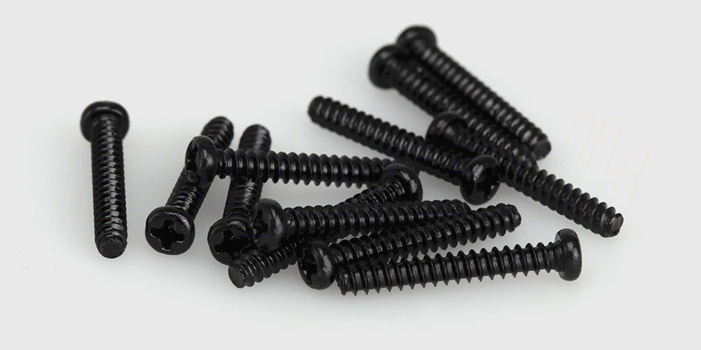 En samling af sorte rundhovedede selvskærende skruer i størrelsen 2.6x18 mm til fjernstyrede biler.