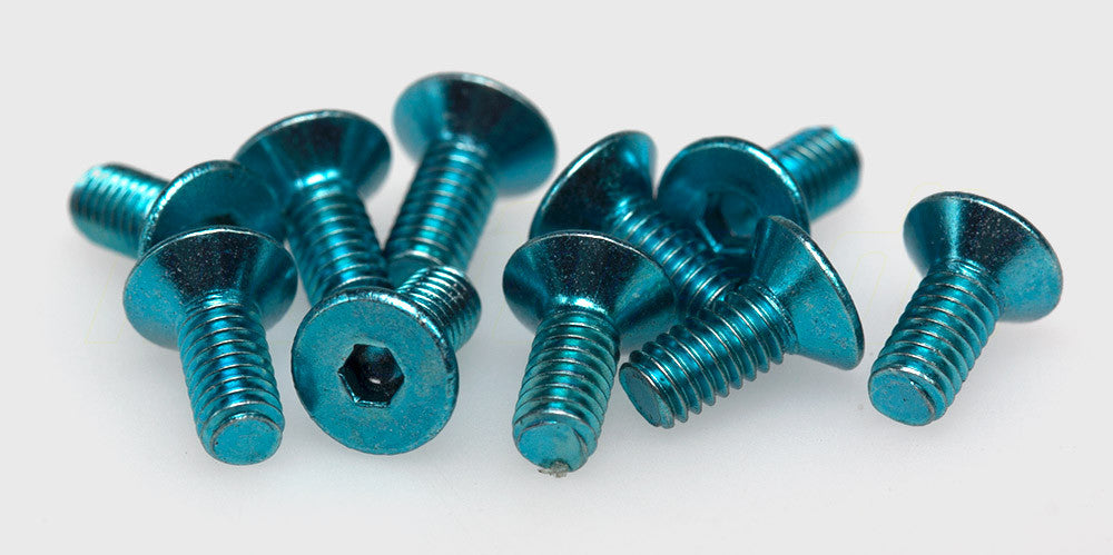 Blå undersænket M2.5x6 mm unbrakoskrue til fjernstyret bil vist tæt på.