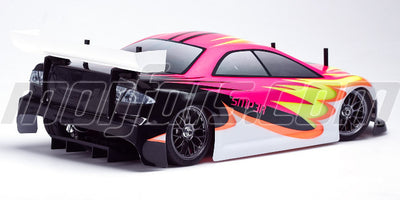 Lyserødt MZDS-6 karrosseri til touringcar set fra siden med aerodynamiske detaljer.