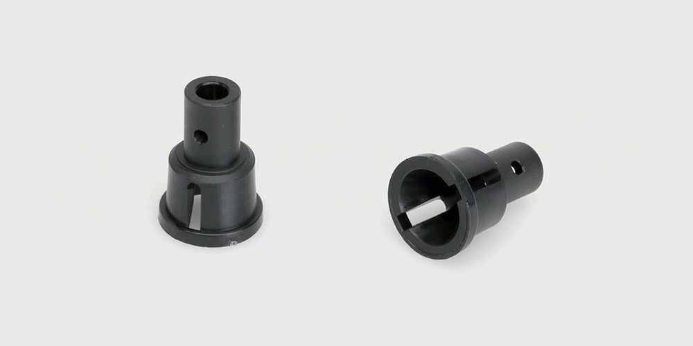 To Wheel Shaft Outdrive Cups i metal til fjernstyret bil vist på hvid baggrund.