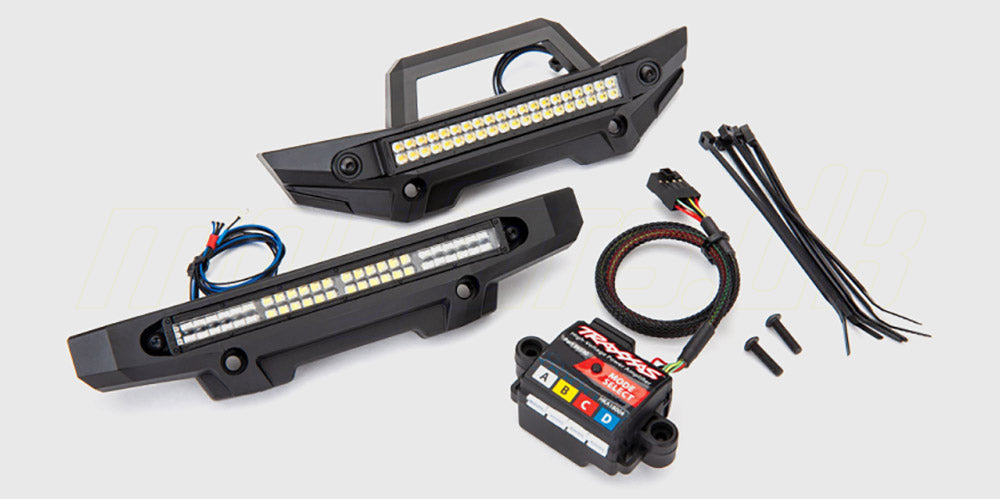 Komplet LED lyssæt til Traxxas Maxx med kofangere, taglygte og kabler vist på hvid baggrund.